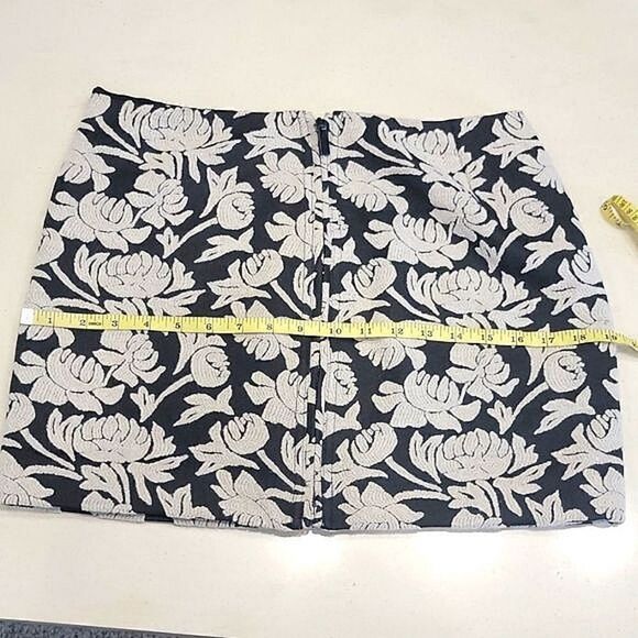 Rachel Roy Black and Taupe Raised Textured Floral Skirt - Size 6 - Picture 9 of 10